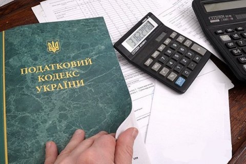 Запретят выезд и спишут деньги со счетов: как с украинцев будут выбивать налоговые долги