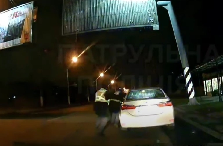 Одессита, который полквартала протащил полицейского, зажав его руку в авто, «наказали» условным сроком