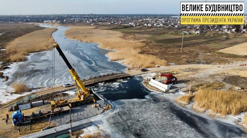 Строительство моста в Николаевской области: рабочие приступили к монтажу балок