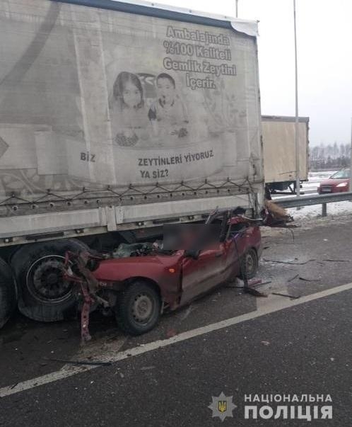 Под Киевом легковушка влетела под грузовик: погибли четыре человека