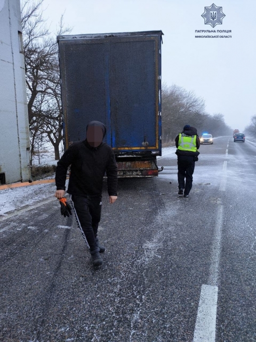 На трассе Николаевской области патрульные с водителями вытащили грузовик из кювета