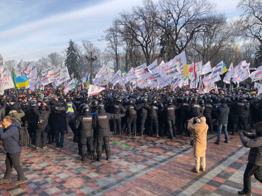 В Киеве идут столкновения спецназа с ФОПовцами, которые прорываются в Раду (видео)