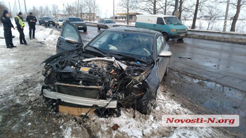 В Николаеве автомобиль «Ауди» снес электроопору: пострадал пассажир