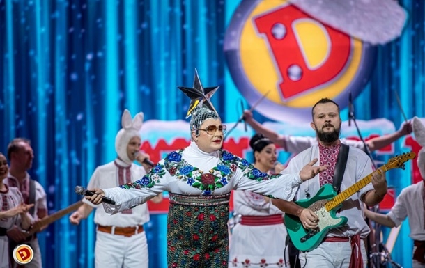 Верка Сердючка на концерте «Дизель шоу» спела патриотическую песню «Батько наш – Бандера» (видео)
