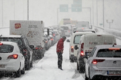 В Греции три тысячи автомобилей застряли в пробке из-за снегопада