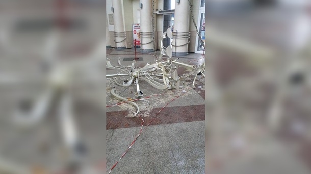 На вокзале в Днепре рухнула огромная люстра