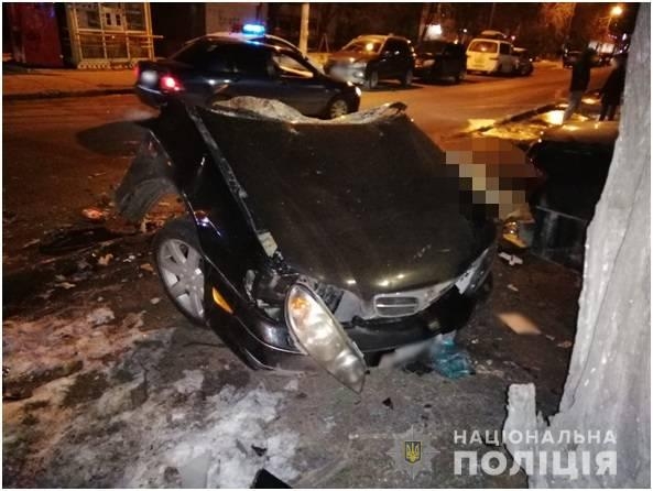 В Одессе компания молодых людей на Nissan врезались в опору рекламного щита: двое погибших