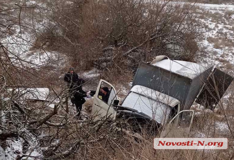 На трассе под Николаевом грузовик слетел в кювет: пострадал пассажир