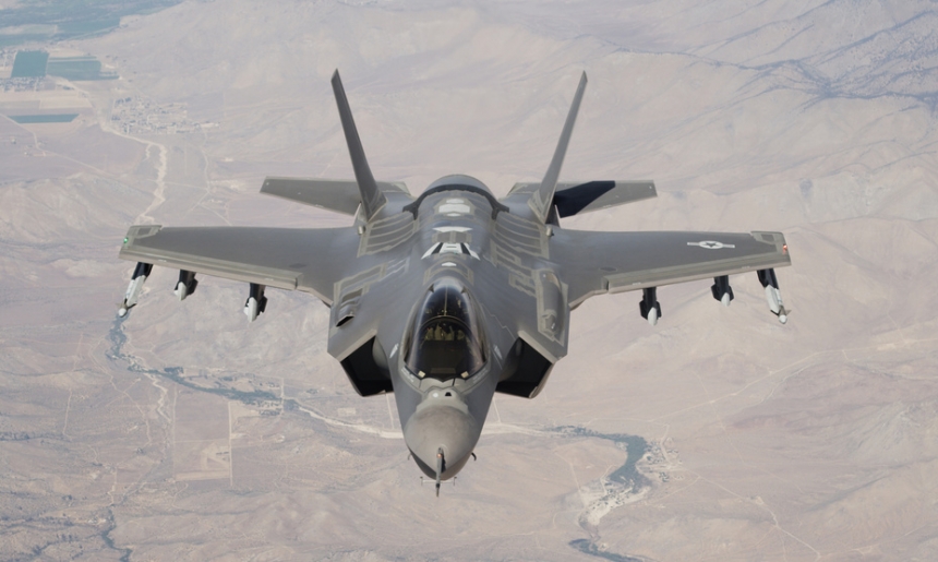 Появились фото и видео крушения новейшего истребителя F-35 ВМС США
