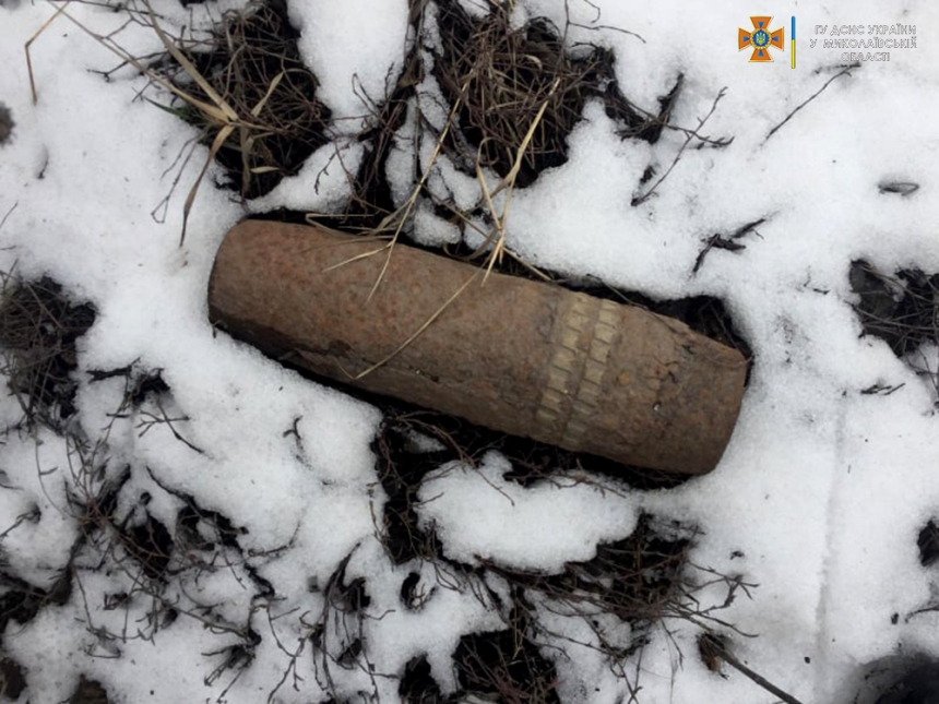 Житель Николаева во время прогулки нашел на улице артиллерийский снаряд