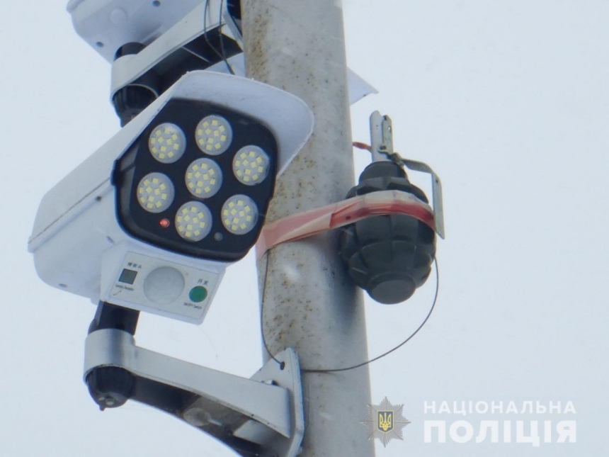 Житель Одесской области установил камеры наблюдения, а рядом примотал муляжи гранат — чтобы не украли