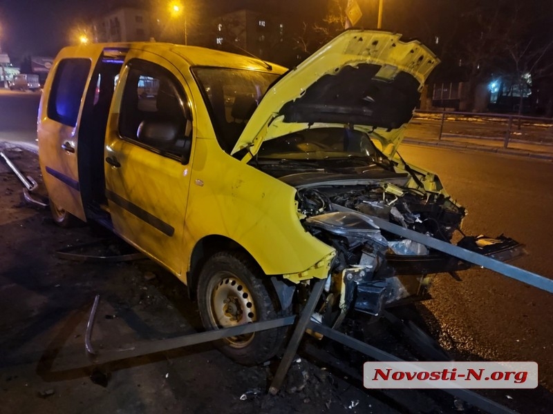 Металлический отбойник пробил насквозь «Рено» перед мостом в Николаеве