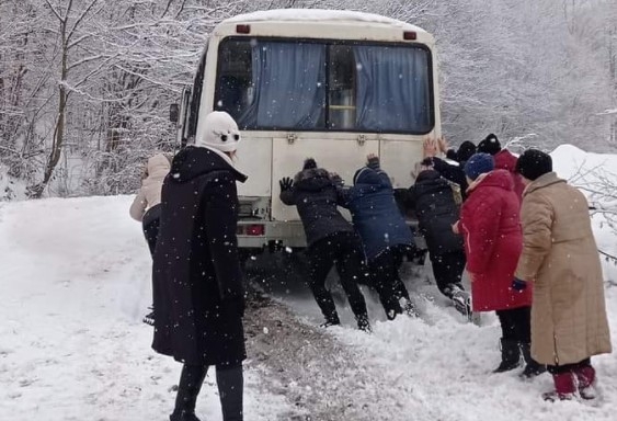 На Закарпатье женщины вытолкали автобус, застрявший в сугробах у обрыва (видео)
