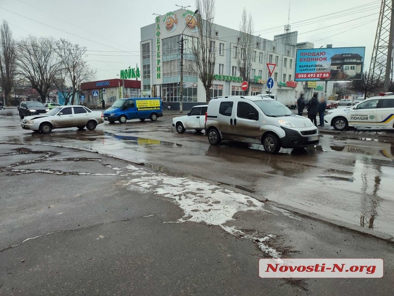 На перекрестке в Николаеве столкнулись три автомобиля