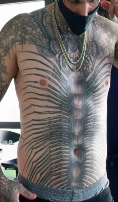 Набивший 864 татуировки с насекомыми мужчина пожаловался на их боязнь (фото)
