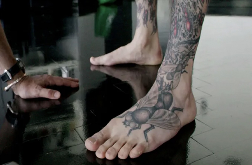 Набивший 864 татуировки с насекомыми мужчина пожаловался на их боязнь (фото)