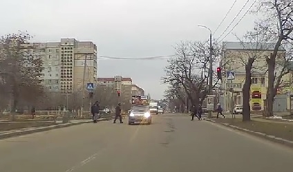 В Николаеве дама на «Шевроле» проехала на красный, едва не сбив пешеходов (видео)
