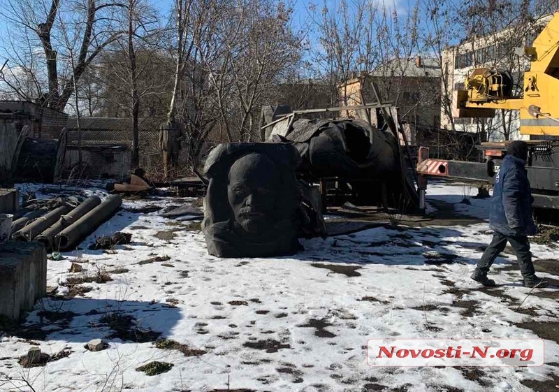 В Николаеве демонтированный с памятника барельеф Ленина отвезли в краеведческий музей (фото)