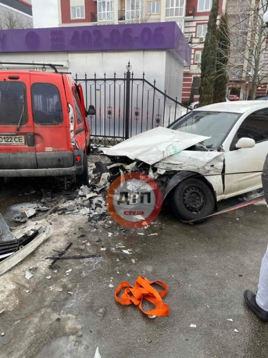 Микроавтобус с пьяным водителем протаранил шесть легковушек под Киевом (фото)