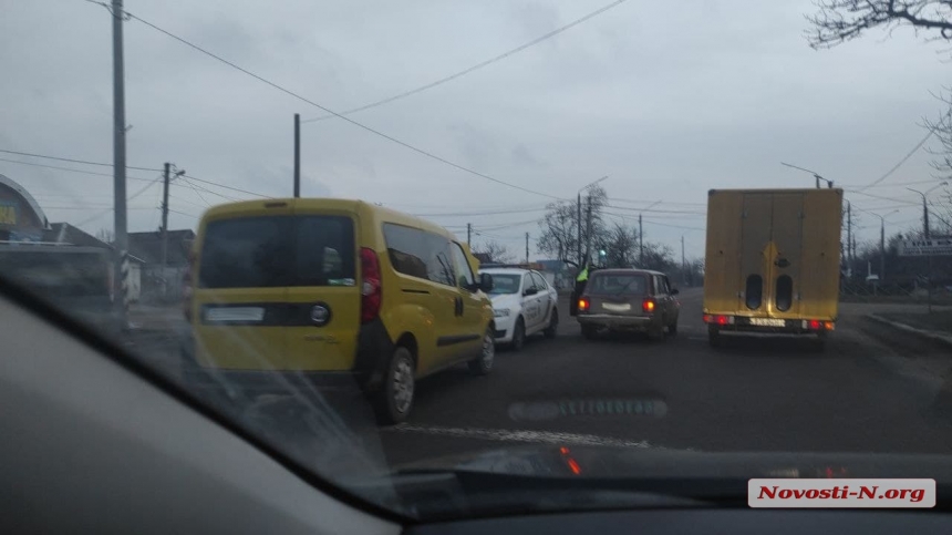 В Николаеве «Фиат» врезался в ВАЗ – на проспекте пробка 