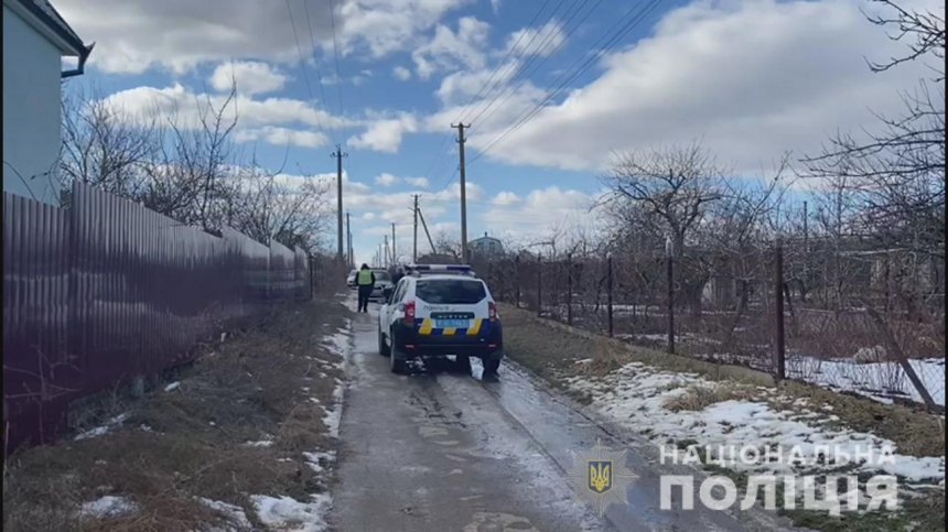 Жительница Одесской области напоила мужа, зарубила его топором, а труп на тачке вывезла к соседям