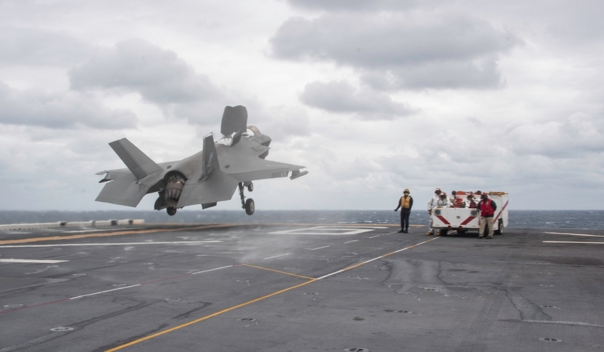 Появилось новое видео падения F-35C ВМС США на авианосец USS Carl Vinson 