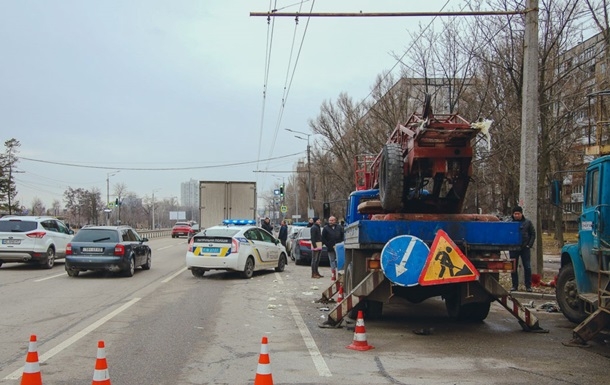 В Днепре грузовик протаранил автовышку с рабочими (видео)