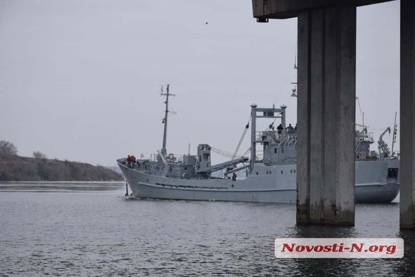 В Николаеве разводят мосты: из акватории завода выходит корабль «Переяслав»