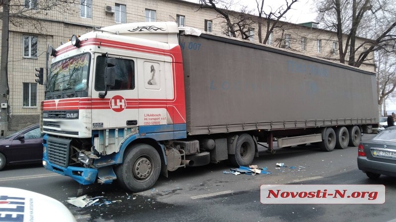 В Николаеве водитель седельного тягача уснул за рулем и спровоцировал ДТП