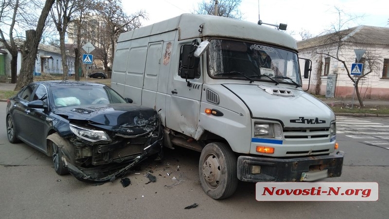 В центре Николаева столкнулись ЗИЛ и «Киа»