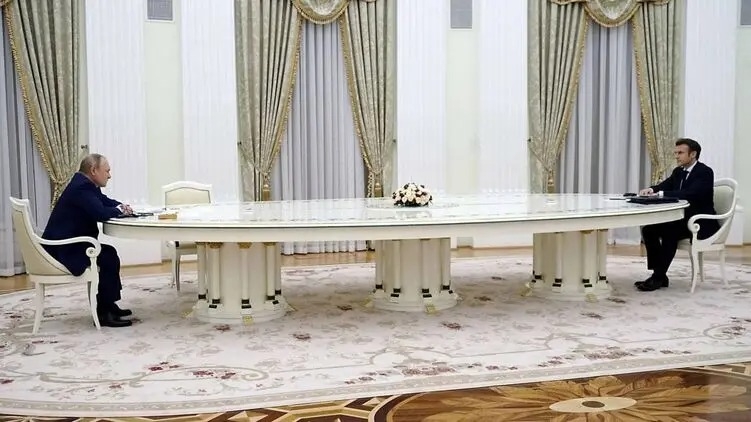 Стало известно, почему Путина и Макрона на переговорах разделял четырехметровый стол