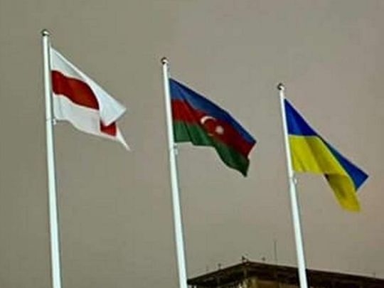 В Днепре у мэрии заменили официальный флаг Беларуси на бело-красный 