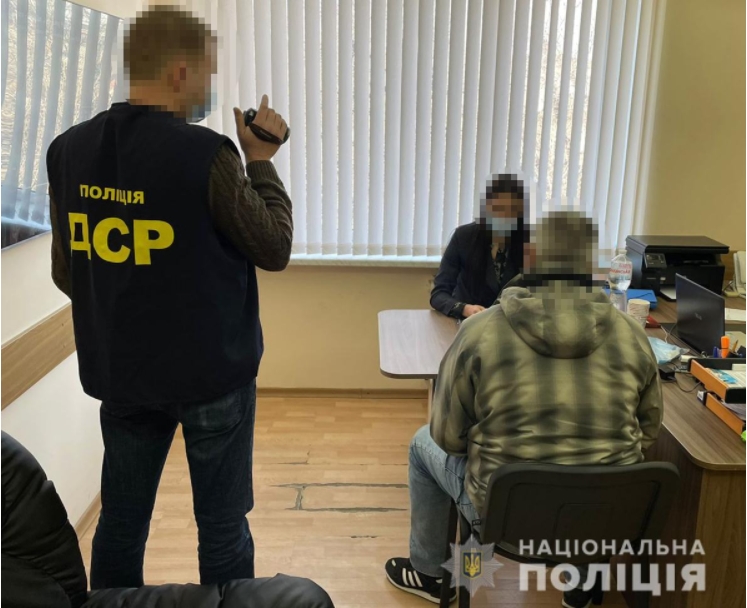 Схемы с растаможкой: в Одессе задержали троих таможенников