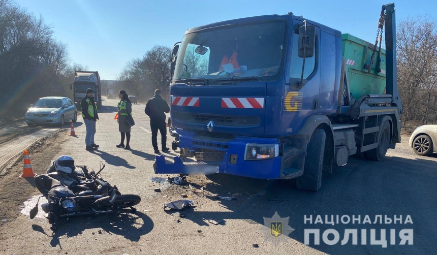 В Одесской области мусоровоз сбил мотоциклиста
