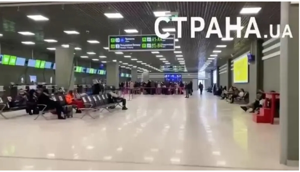  В аэропортах Киева нет толп улетающих, несмотря на слухи о «скором вторжении»