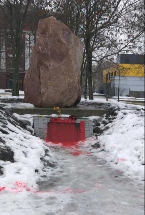 В Харькове неизвестные облили красной краской монумент УПА