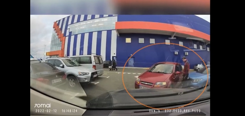 ДТП «на пустом месте»: как паркуются в Николаеве (видео)
