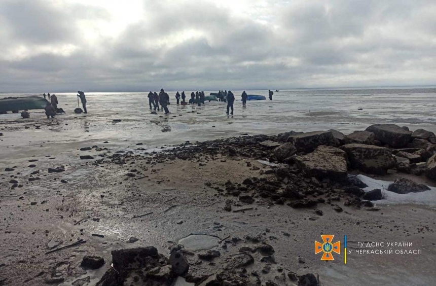 В Черкасской области около 200 рыбаков унесло на льдине