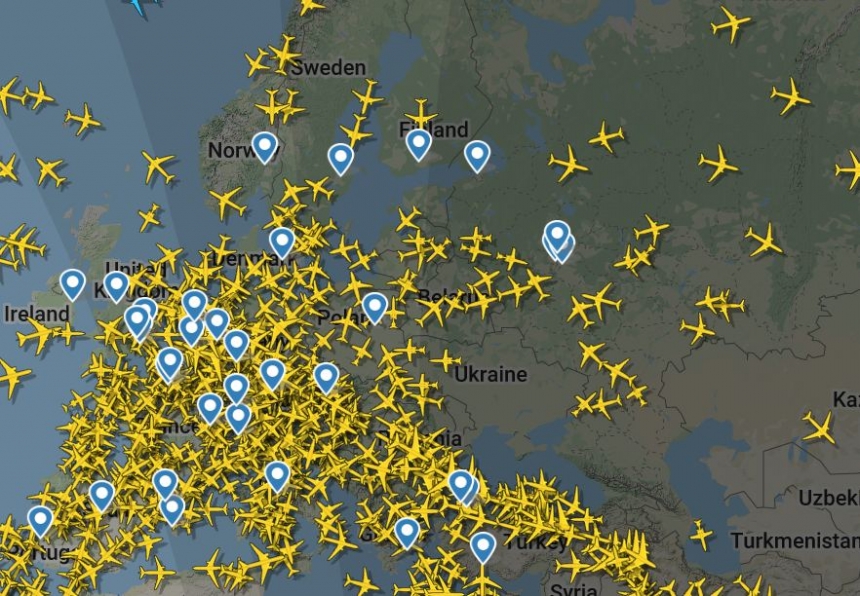 Пассажирские самолеты начали облетать Украину