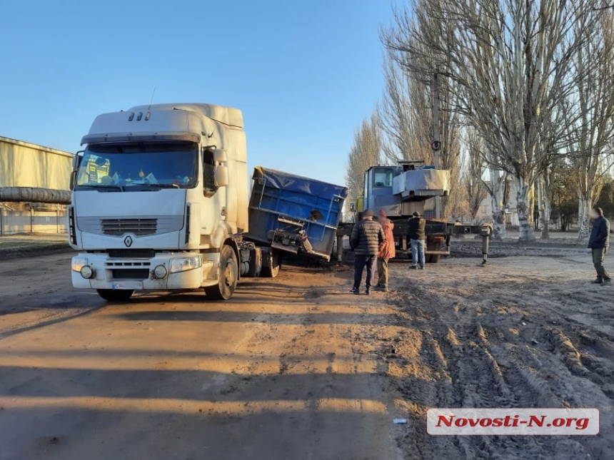 В Николаеве на Новозаводской из-за ям с фуры слетел контейнер 