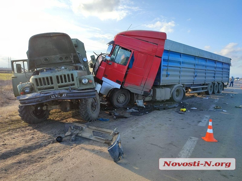 Под Николаевом зерновоз врезался в колонну армейских автомобилей: пострадал военный