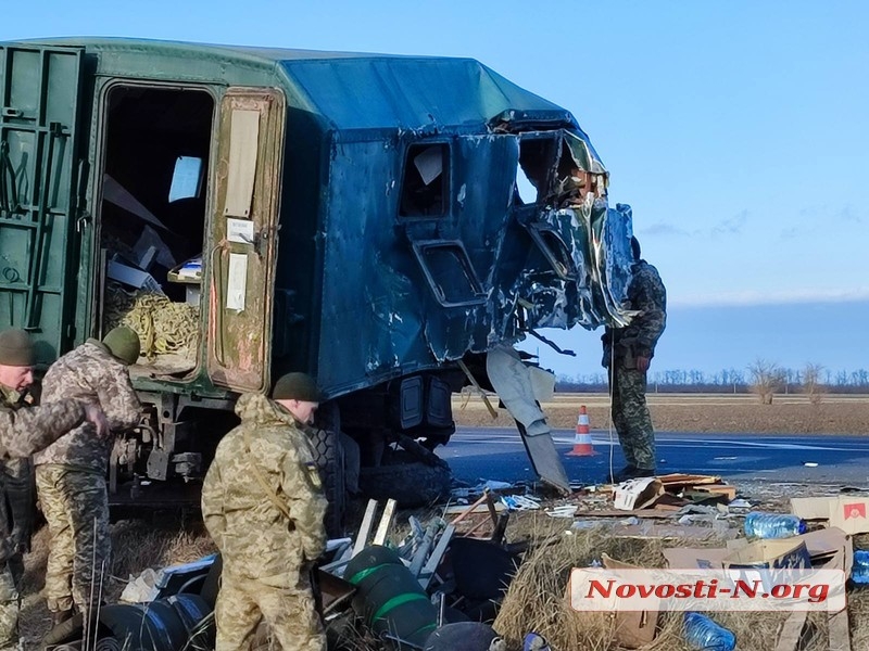 Под Николаевом зерновоз врезался в колонну армейских автомобилей: пострадал военный (ВИДЕО)