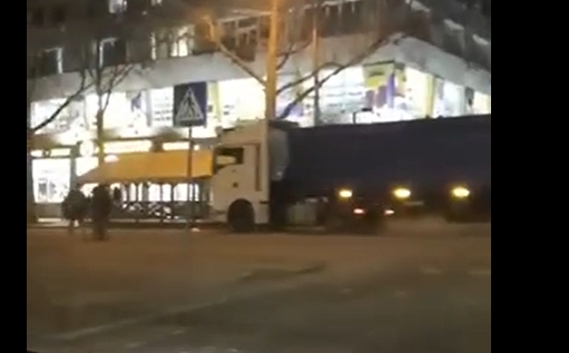 В Николаеве по пешеходной Соборной снова ездят фуры (видео)