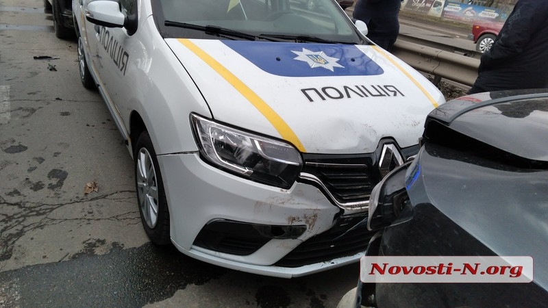В Николаеве столкнулись 4 автомобиля: пострадал полицейский