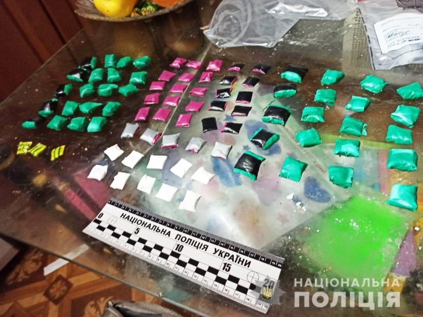 В Николаеве местная жительница прятала марихуану и «соли» в муляжах камней   