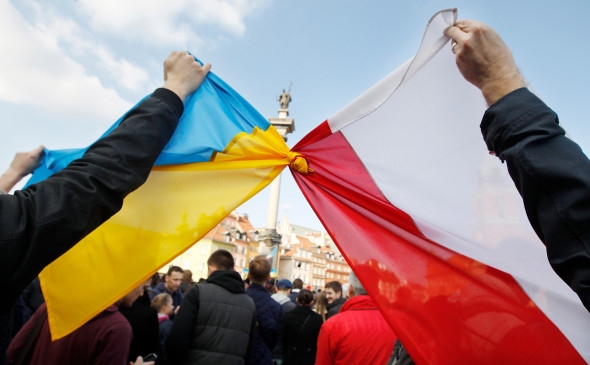 В Киев из Польши уже прибыло 37 фур с оружием, снаряжением и гуманитарной помощью