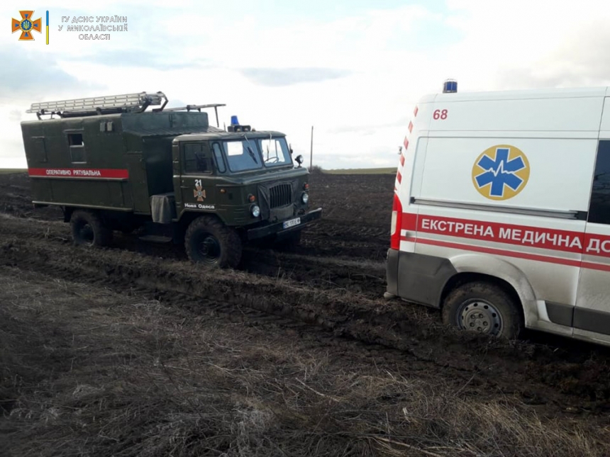 В Николаевской области скорая застряла в грязи: авто доставали спасатели