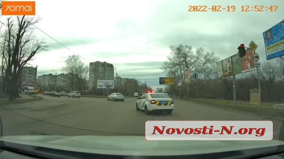 «Мгновенная карма»: в Николаеве водитель нарушил ПДД на глазах у полиции (видео)