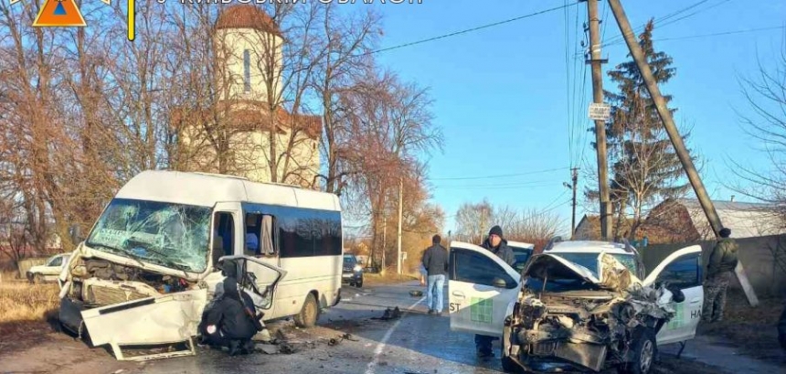 В Киевской области легковушка столкнулась с маршруткой: семь человек попали в больницу