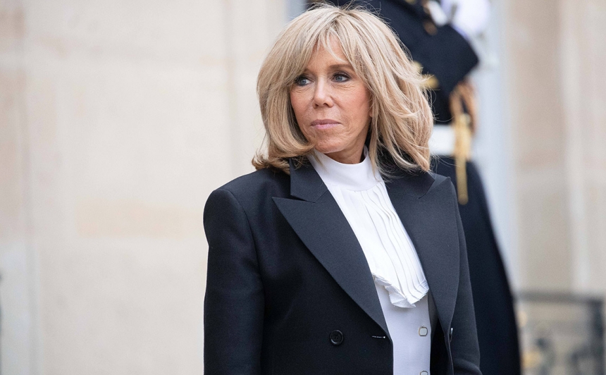 Жена президента Франции подала в суд на женщин, называвших ее трансгендером